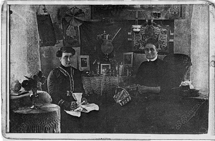 Hanna Petersdatter Nestby and mother
